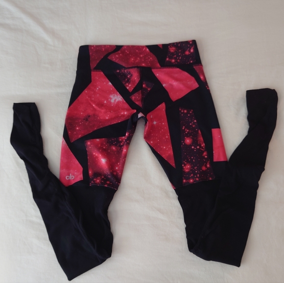 NWOT Red Galaxy Black Stars ALO YOGA Regular Rise Goddess Airbrush Leggings - S - Picture 5 of 7
